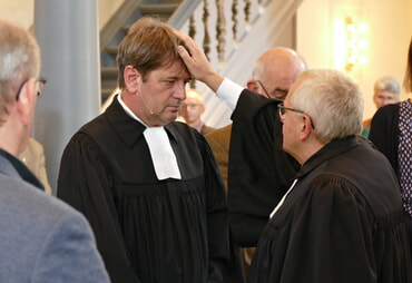 Peter-Thomas Stuberg, leitender Theologe des Evangelischen Kirchenkreises Siegen-Wittgenstein, segnete Martin Ditthardt für seinen Dienst.