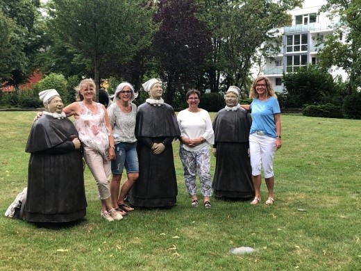 Zum Foto: Andrea Burrows (2.v.l.) zusammen mit den Diakonissen Dorle Schreyer-Kuhlmann und Julia Ducke (3.+4.v.l.) und der Diakonischen Schwester Eva Neumann (ganz links).